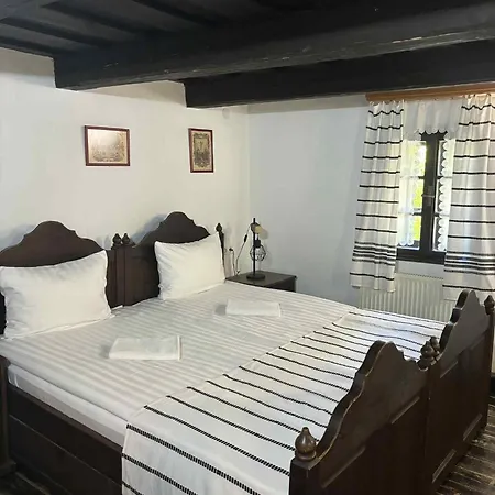 Hollokoeves Vendeghazak * Hollókő