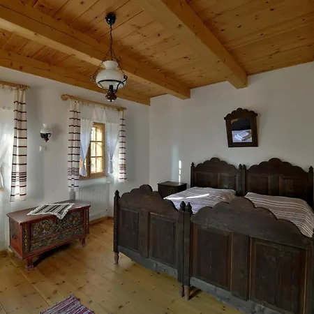 Hollokoeves Vendeghazak *